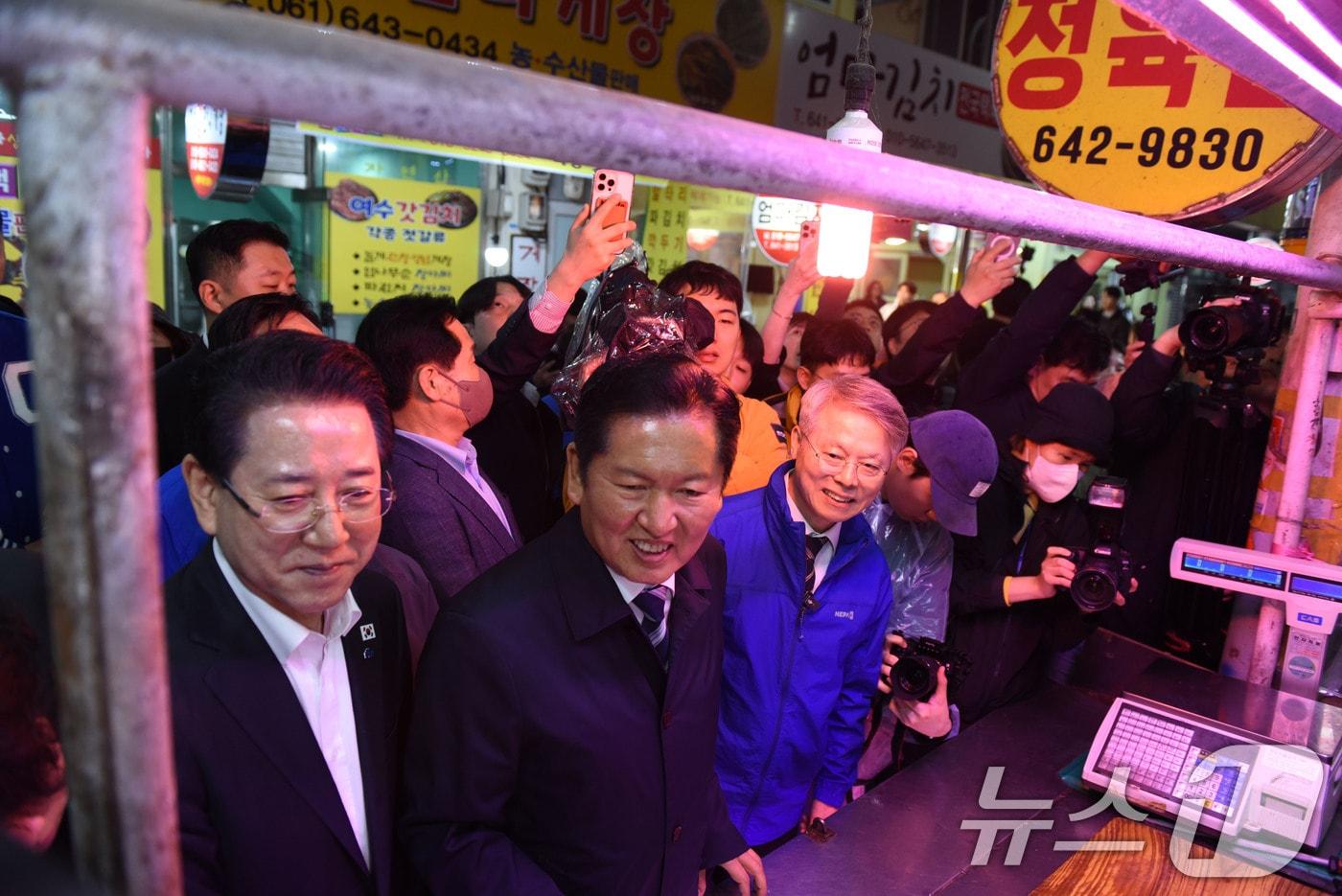 본문 이미지 - 정청래 더불어민주당 당대표가 전남광주특별시장 후보들과 9일 여수 서시장을 방문해 정육점 상인과 인사를 나누고 있다. 2026.4.9 ⓒ 뉴스1 김성준 기자