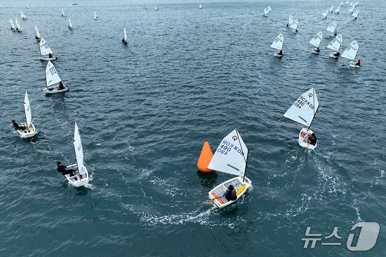 본문 이미지 - 제38회 대통령기 전국 요트대회가 오는 11일부터 15일까지 5일간 전북 부안 변산해수욕장 일원에서 펼쳐진다.(부안군 제공, 재판매 및 DB금지)