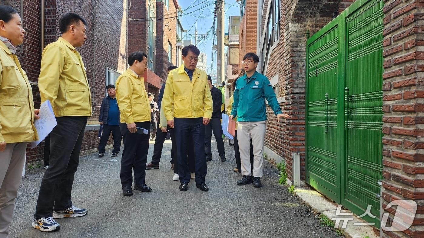 본문 이미지 - 하은호 경기 군포시장(가운데)이 지난 7일  여름철 자연재난 사전대비 현장 점검을 진행하고 있다. (군포시 제공. 재판매 및 DB 금지) 2026.4.9/뉴스1 