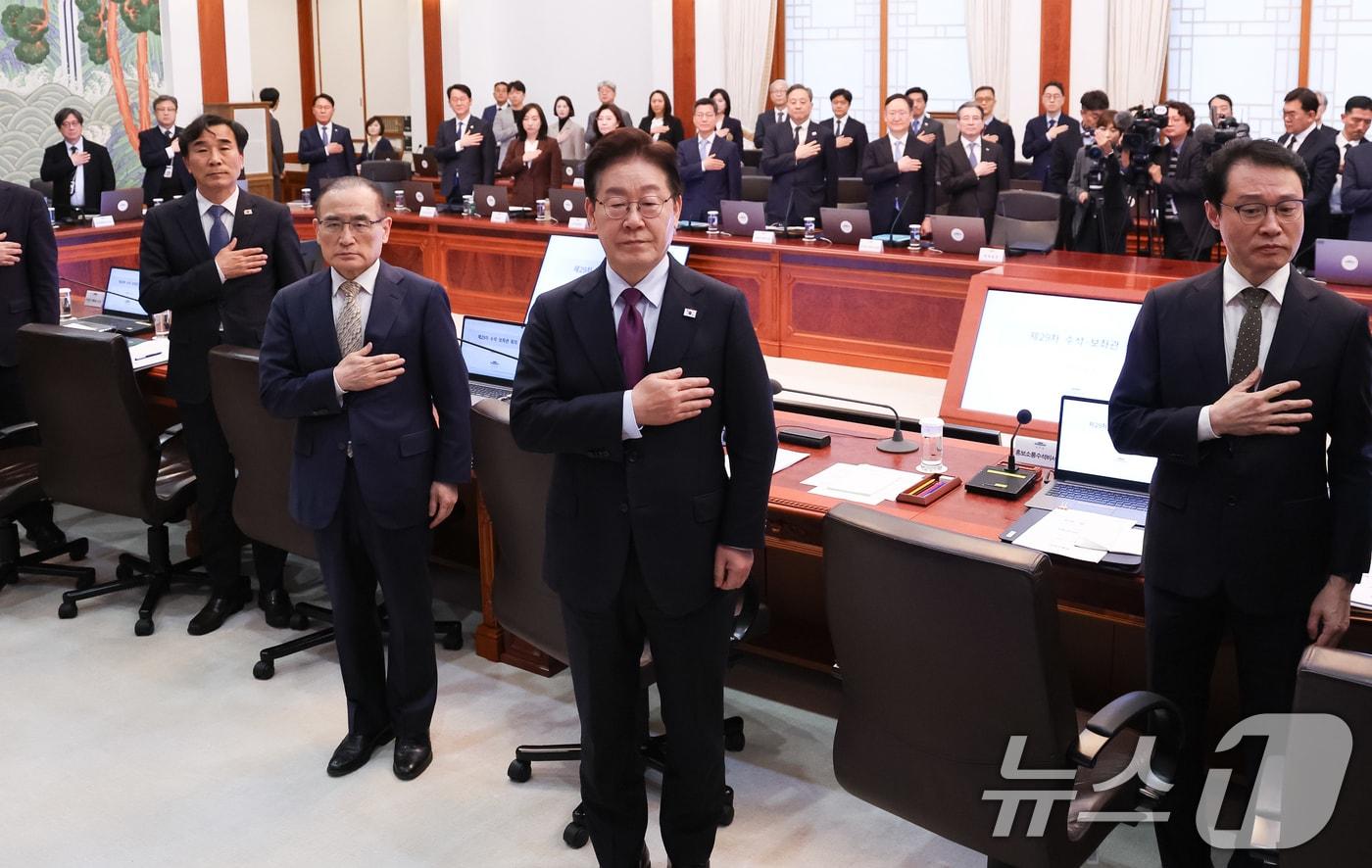 본문 이미지 - 이재명 대통령이 9일 청와대에서 열린 수석보좌관회의에서 국민의례를 하고 있다. 2026.4.9 ⓒ 뉴스1 허경 기자