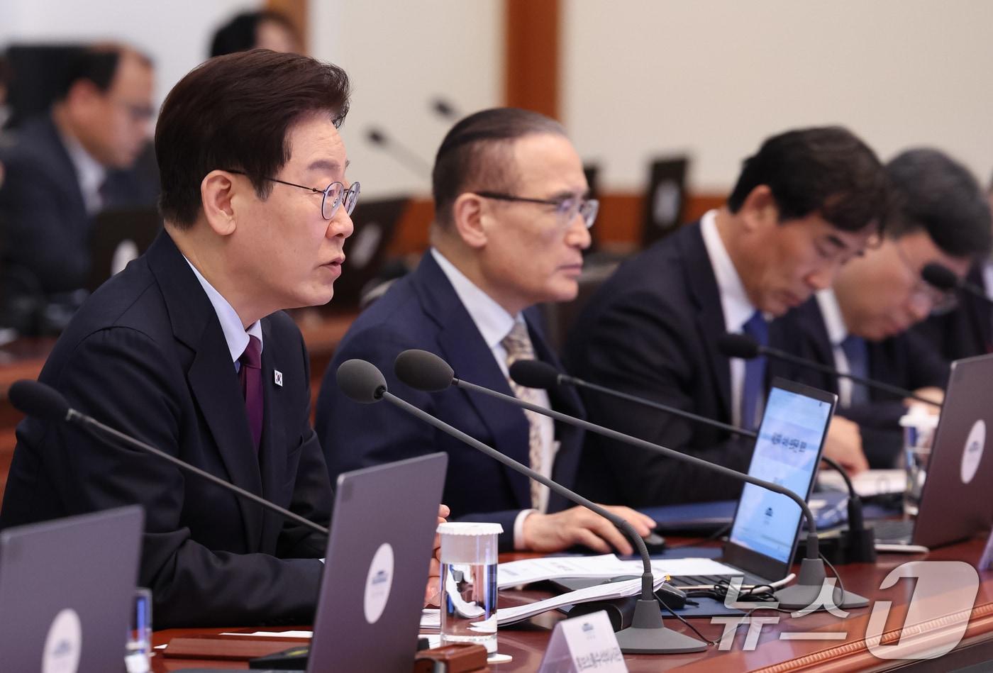 본문 이미지 - 이재명 대통령이 9일 청와대에서 열린 수석보좌관회의에서 발언하고 있다. 2026.4.9 ⓒ 뉴스1 허경 기자