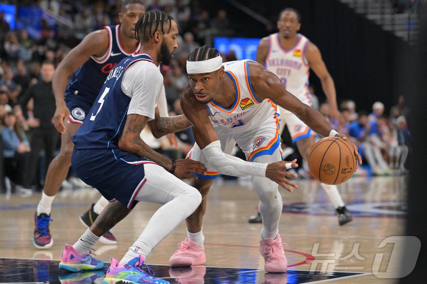 본문 이미지 - 오클라호마시티 선더의 샤이 길저스 알렉산더(오른쪽)가 9일(한국시간) 열린 2025-26 NBA LA 클리퍼스와 원정 경기에서 드리블 돌파를 시도하고 있다. ⓒ 로이터=뉴스1