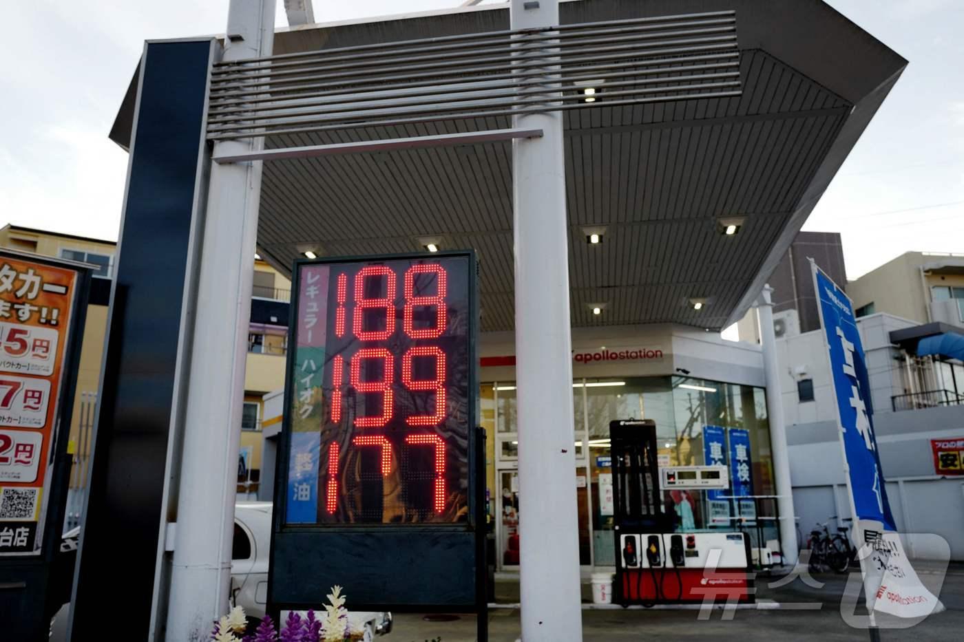본문 이미지 - 3월 14일 일본 도쿄의 한 주유소 가판에 휘발유 가격이 표시돼 있다. 교도통신은 일본 정부가 5월 중 국가 비축유 20일분을 추가 방출하는 방안을 검토 중이라고 9일 보도했다. 2026.03.14. ⓒ AFP=뉴스1