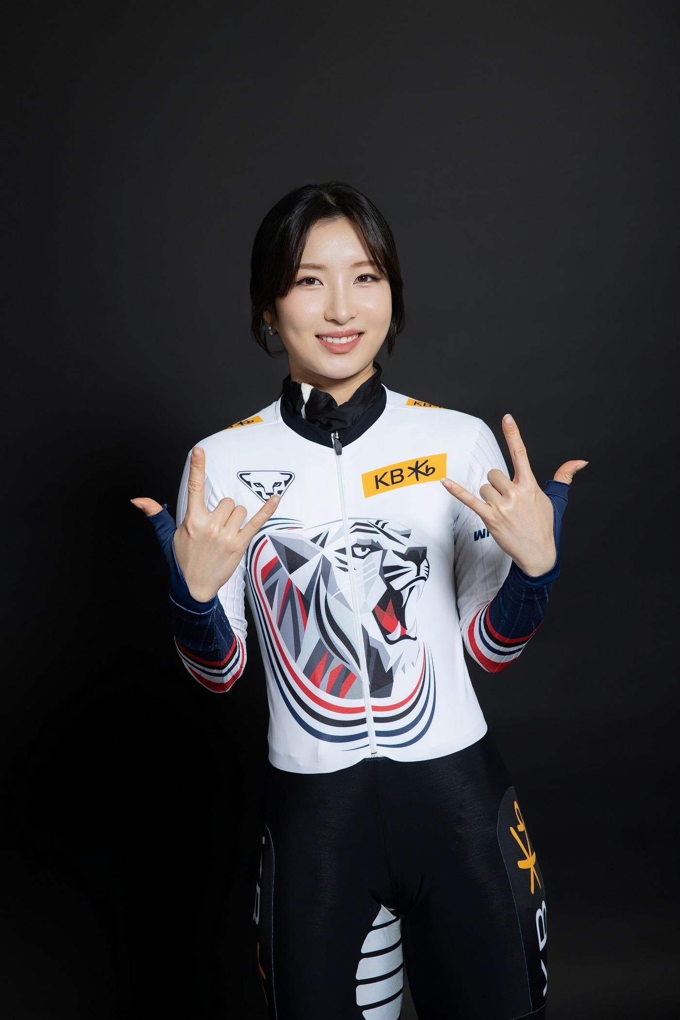 본문 이미지 - 2년 연속 광주 구장 마운드에 오르는 쇼트트랙 국가대표 김길리. (KIA 타이거즈 제공)