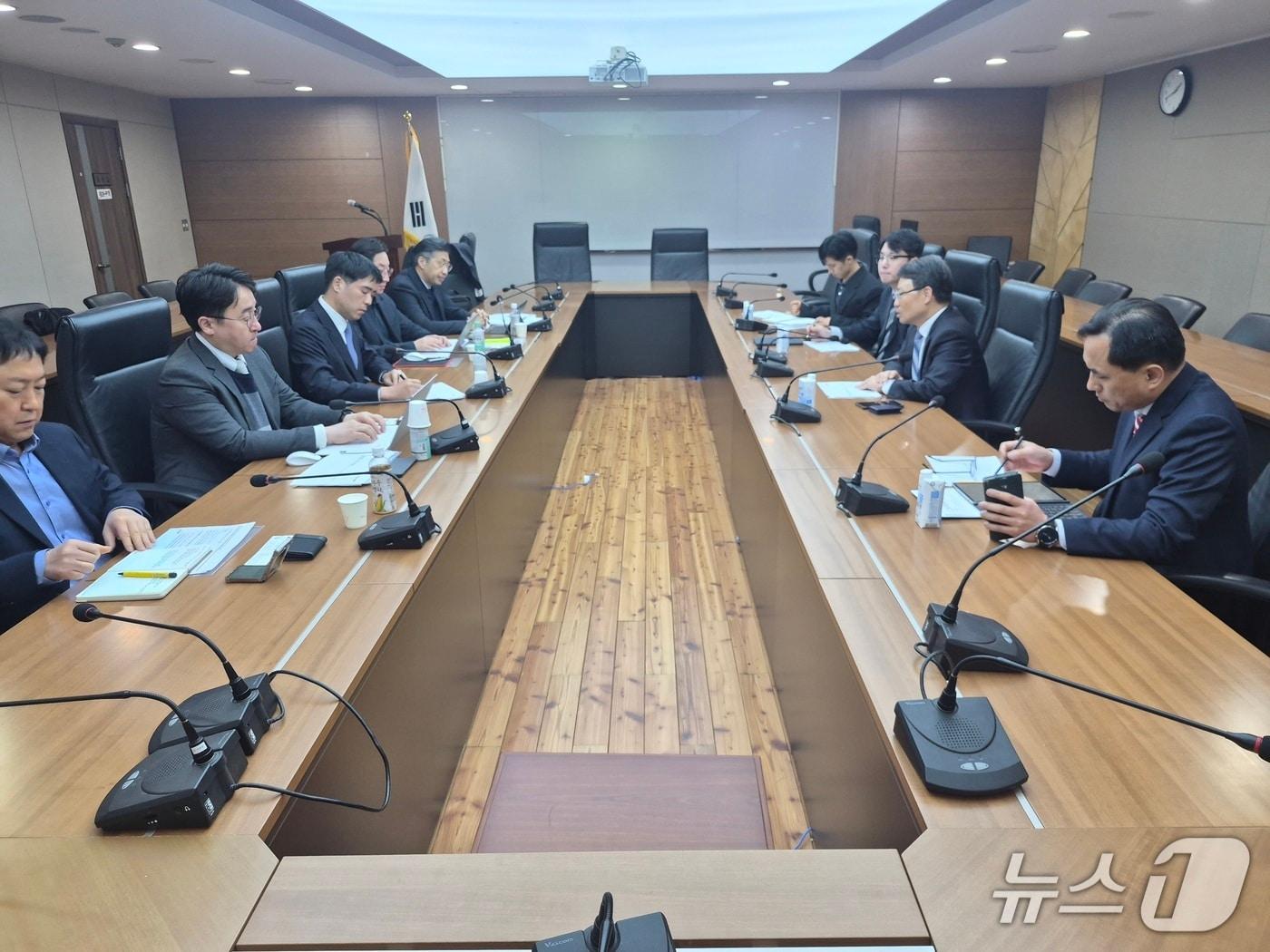 본문 이미지 - 박은식 산림청장(오른쪽 두번째)이 중동전쟁 관련 목재산업계 현안 긴급점검을 위한 간담회를 주재하고 있다. (산림청 제공.재판매 및 DB금지)/뉴스1