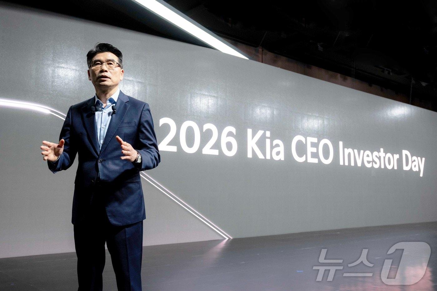 본문 이미지 - 송호성 기아 사장이 9일 서울 중구 신라호텔에서 열린 2026 CEO 인베스터 데이에서 기아의 중장기 사업 전략 등에 대해 설명하고 있다. (현대차·기아 제공. 재판매 및 DB 금지) 2026.4.9 ⓒ 뉴스1