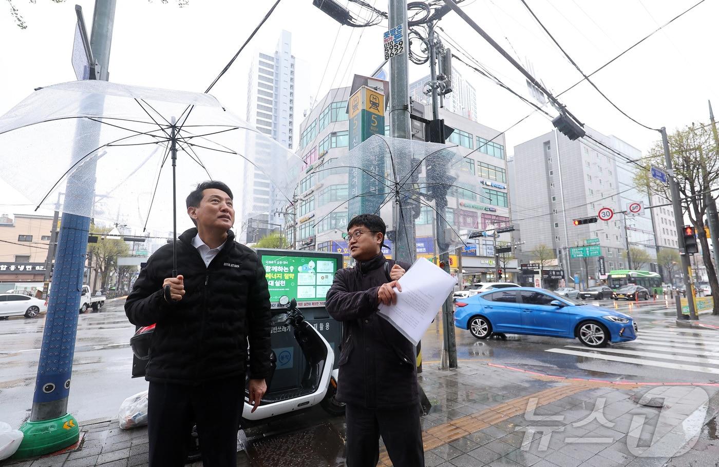 본문 이미지 - 오세훈 서울시장이 9일 서울 동작구 신대방삼거리역 역세권 활성화사업구역을 현장 방문해 사업 설명을 듣고 있다. 2026.4.9 ⓒ 뉴스1 김성진 기자