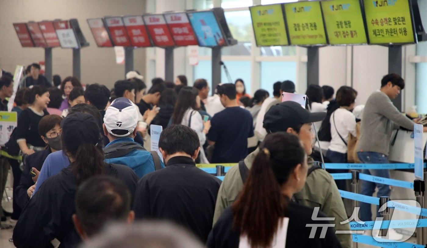 본문 이미지 - 9일 오후 제주에 강한 비바람이 몰아치는 가운데 제주국제공항에 결항이 속출하고 있다. 한국공항공사 제주공항에 따르면 이날 오후 2시 기준 출도착 포함 196편이 결항됐다.2026.4.9 ⓒ 뉴스1 고동명 기자