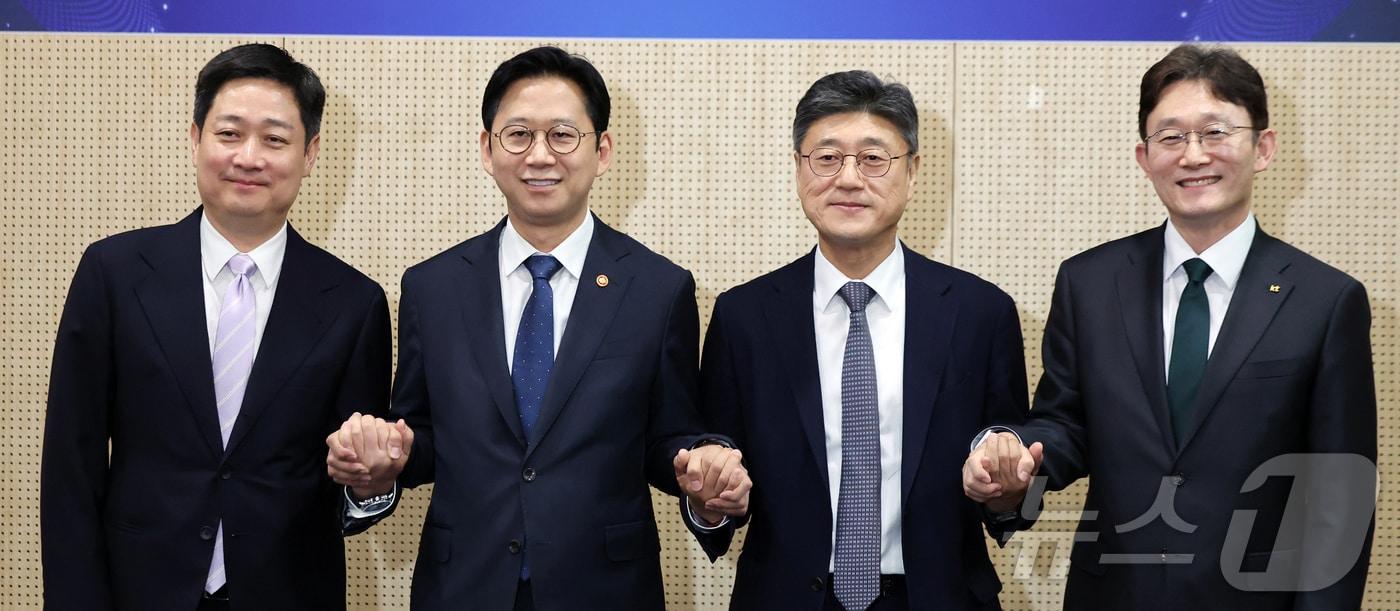 본문 이미지 - 배경훈 부총리 겸 과학기술정보통신부 장관(왼쪽 두 번째)이 통신사 CEO 간담회에 앞서 홍범식 LG 유플러스 대표(왼쪽부터), 정재헌 SK텔레콤 대표, 박윤영 KT 대표와 기념 촬영을 하고 있다.  ⓒ 뉴스1 김진환 기자