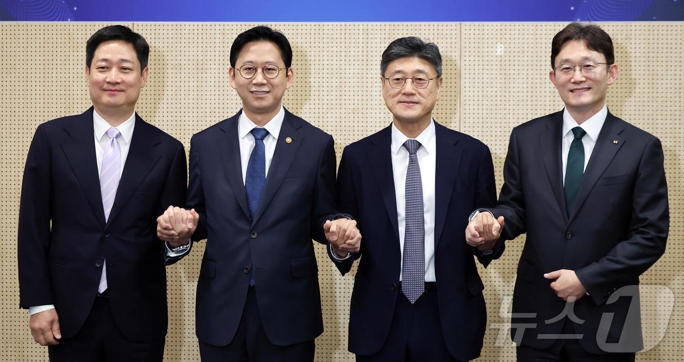 본문 이미지 - 배경훈 부총리 겸 과학기술정보통신부 장관(왼쪽 두 번째)이 9일 오후 서울 강남구 한국과학기술회관에서 열린 통신사 CEO 간담회에 앞서 홍범식 LG 유플러스 대표(왼쪽부터), 정재헌 SK텔레콤 대표, 박윤영 KT 대표와 기념 촬영을 하고 있다. 2026.4.9 ⓒ 뉴스1 김진환 기자