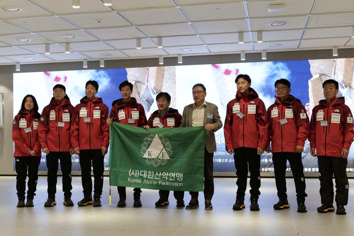 본문 이미지 - '히말라야 SAT PEAK 원정대' 발대식이 개최됐다. 왼쪽부터 배서영 대원, 이의준 대원, 최지호 대원, 안치영 대장, 곽달원 단장, 대한산악연맹 조좌진 회장, 최형욱 대원, 이상국 대원, 백종민 대원. (대한산악연맹 제공)