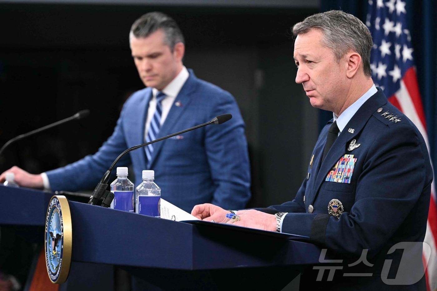 본문 이미지 - 피트 헤그세스 미 국방장관(왼쪽)과 합참의장인 댄 케인 장군(오른쪽)이 8일(현지시간) 워싱턴 D.C. 펜타곤에서 열린 기자회견에서 발언하고 있다. 미국과 이란은 전날인 4월 7일, 도널드 트럼프 대통령이 이란을 파괴하겠다고 설정한 최후통첩 시한을 불과 한 시간 앞두고 2주간의 휴전에 합의했다.2026.04.08.ⓒ AFP=뉴스1