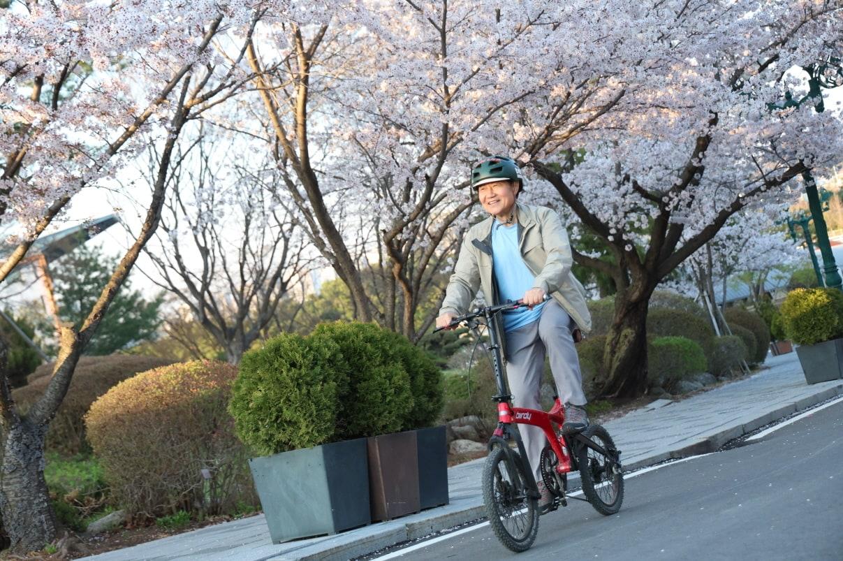 본문 이미지 - 자전거로 출퇴근 하는 우희종 한국마사회장 (한국마사회 제공)