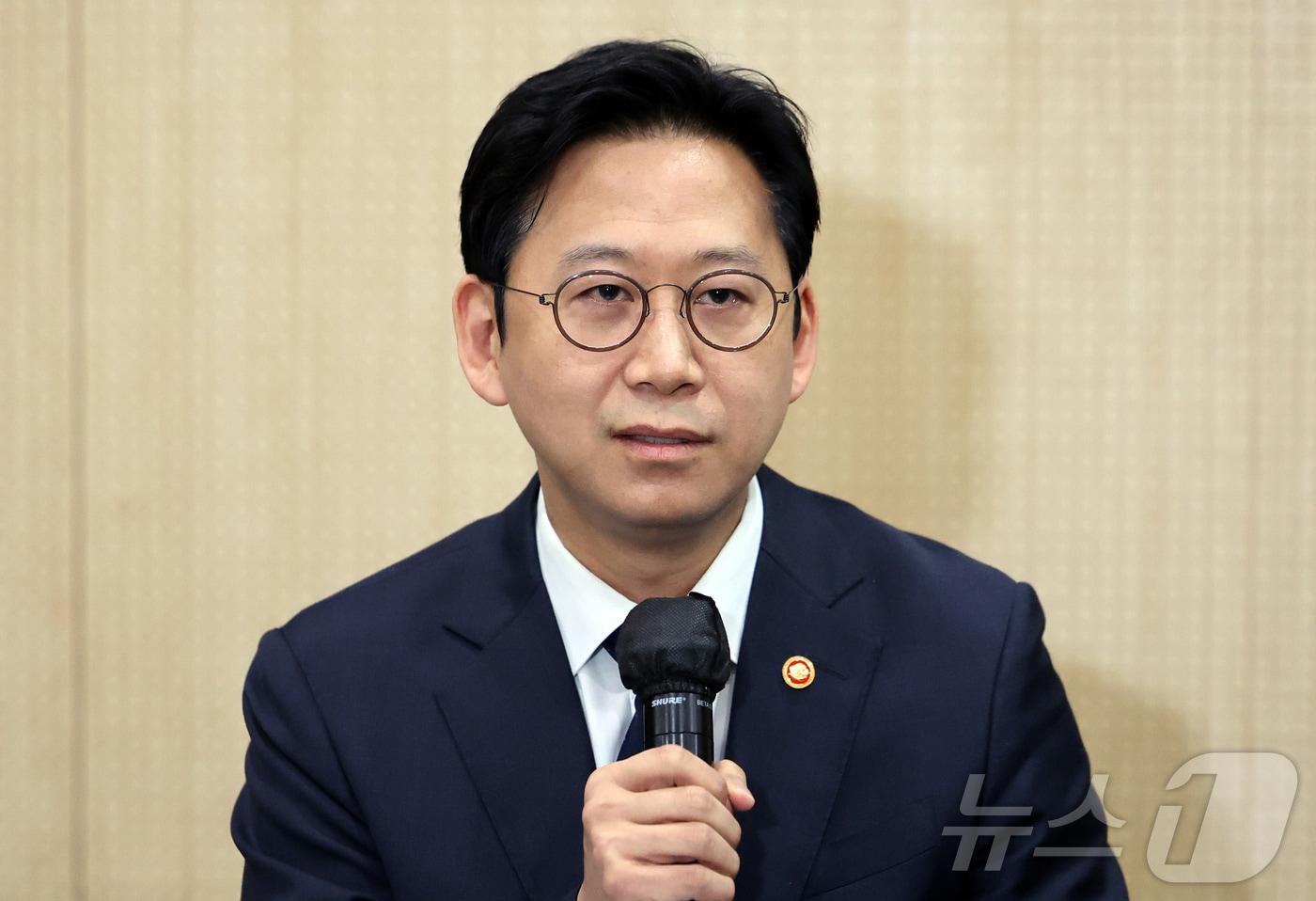 본문 이미지 - 배경훈 부총리 겸 과학기술정보통신부 장관이 9일 오후 서울 강남구 한국과학기술회관에서 열린 통신사 CEO 간담회에 앞서 모두발언을 하고 있다. 2026.4.9 ⓒ 뉴스1 김진환 기자