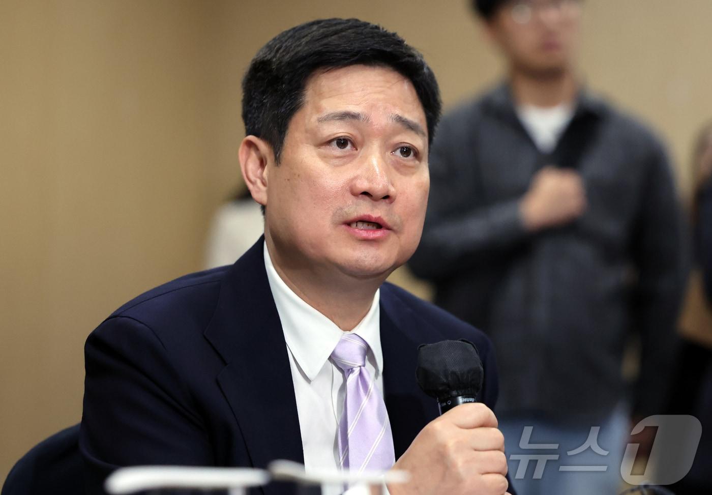 본문 이미지 - 홍범식 LG 유플러스 대표가 9일 오후 서울 강남구 한국과학기술회관에서 열린 부총리 겸 과학기술정보통신부 장관-통신사 CEO 간담회에 참석해 모두발언을 하고 있다. 2026.4.9 ⓒ 뉴스1 김진환 기자