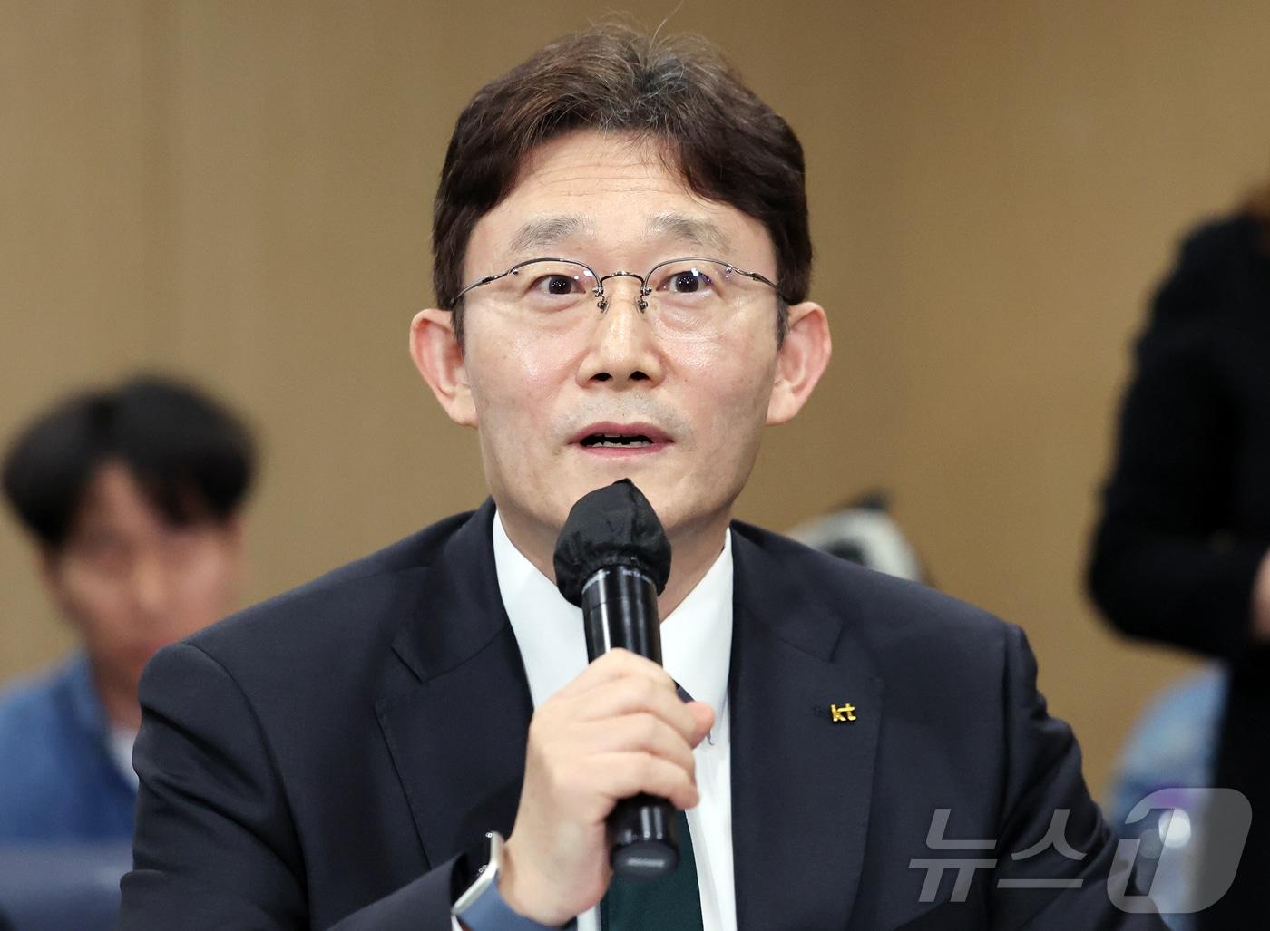 본문 이미지 - 박윤영 KT 대표가 9일 오후 서울 강남구 한국과학기술회관에서 열린 부총리 겸 과학기술정보통신부 장관-통신사 CEO 간담회에 참석해 인사말을 하고 있다. 2026.4.9 ⓒ 뉴스1 김진환 기자