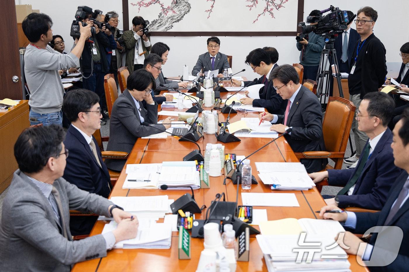 본문 이미지 - 진성준 국회 예산결산특별위원장이 9일 서울 여의도 국회에서 열린 제434회 국회(임시회) 예산결산특별위원회 제1차 2026년도 제1회 추가경정예산안 등 조정소위원회에서 인사말을 하고 있다. 2026.4.9 ⓒ 뉴스1 유승관 기자