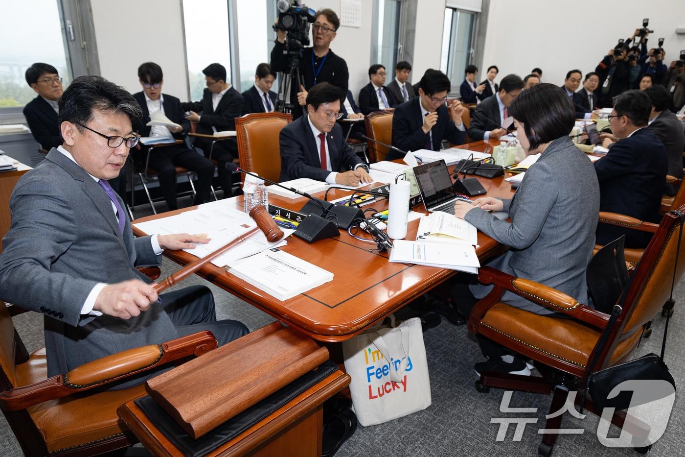 본문 이미지 - 진성준 국회 예산결산특별위원장이 9일 서울 여의도 국회에서 열린 제434회 국회(임시회) 예산결산특별위원회 제1차 2026년도 제1회 추가경정예산안 등 조정소위원회에서 의사봉을 두드리고 있다. 2026.4.9 ⓒ 뉴스1 유승관 기자