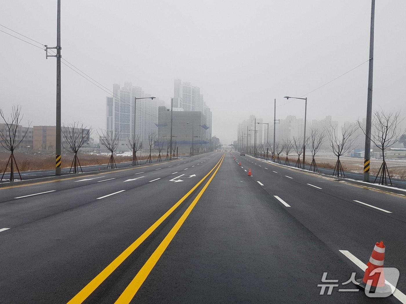 본문 이미지 - 유가 급등으로 아스콘 수급이 제때 이뤄지지 않으면서 군산지역 도로개설공사가 중단됐다.(군산시 제공, 사진은 기사 내용과 무관함)