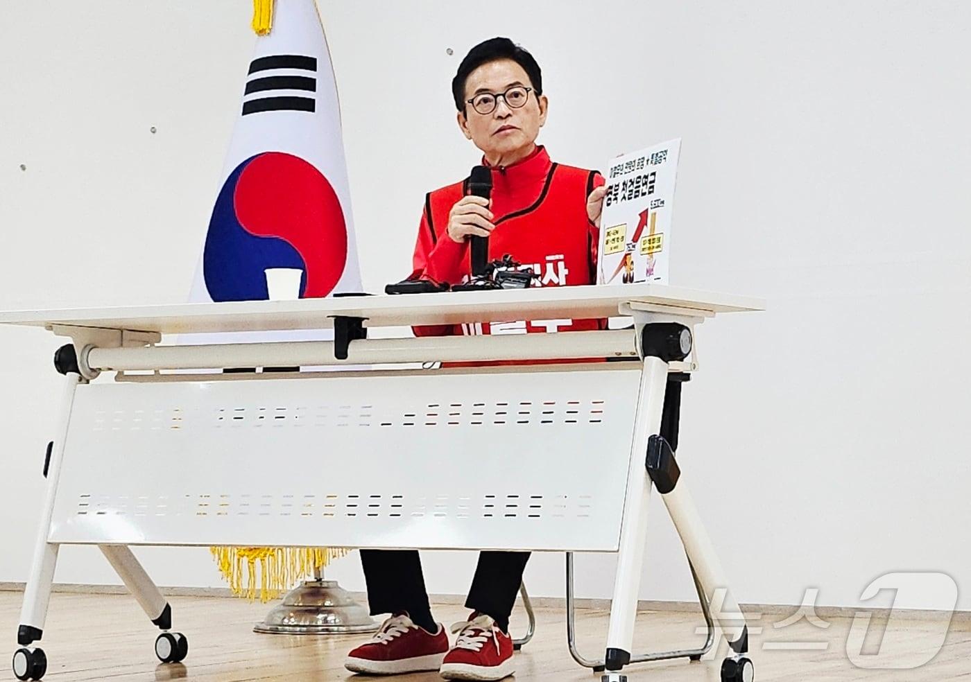 본문 이미지 - 이철우 경북도지사 예비후보가 9일 대구 수성구 국민의힘 경북도당 강당에서 기자회견을 열고 김재원 예비후보를 향해 흑색선전이 아닌 정책 경쟁을 벌일 것을 요구하고 있다. 2026.4.9 ⓒ 뉴스1 남승렬 기자