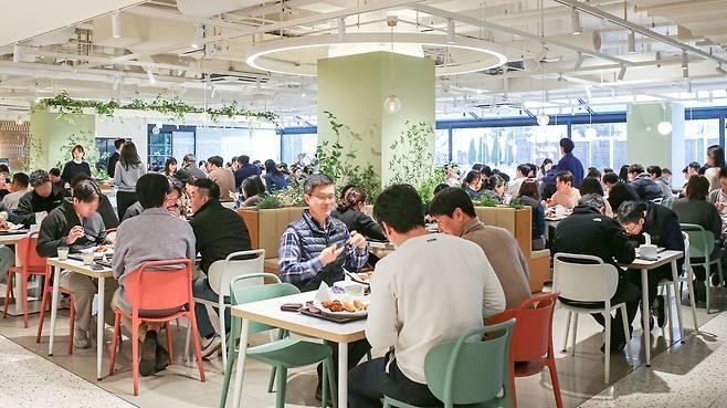 본문 이미지 - 현대그린푸드가 운영 중인 단체급식 사업장에서 고객들이 식사하고 있는 모습.(현대그린푸드 제공)