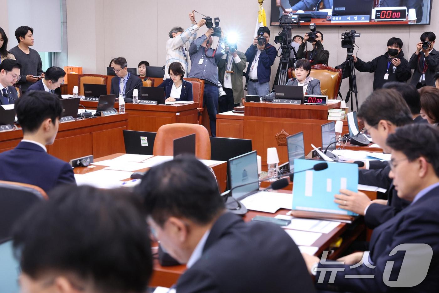 본문 이미지 - 서영교 위원장이 9일 서울 여의도 국회에서 열린 윤석열정권정치검찰조작기소의혹사건진상규명국정조사특별위원회 전체회의에서 의사봉을 두드리고 있다. 2026.4.9 ⓒ 뉴스1 신웅수 기자