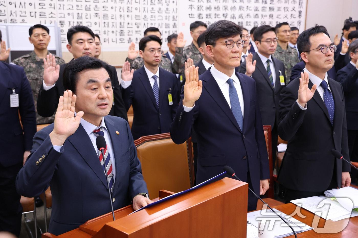 본문 이미지 - 안규백 국방부 장관이 9일 서울 여의도 국회에서 열린 윤석열정권정치검찰조작기소의혹사건진상규명국정조사특별위원회 전체회의에서 증인 선서를 하고 있다. 2026.4.9 ⓒ 뉴스1 신웅수 기자