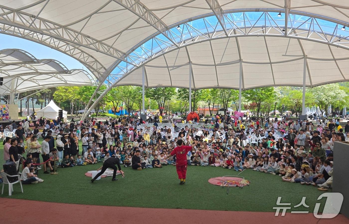 본문 이미지 - 지난해 5월 곡성섬진강기차마을에서 열린 어린이날 특별 행사(곡성군 제공) 