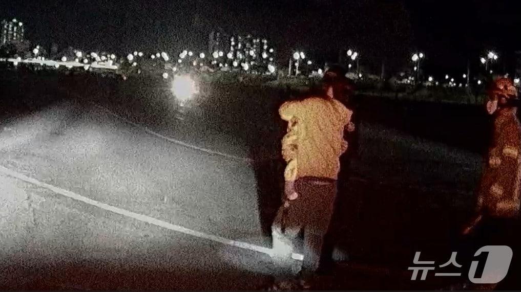 본문 이미지 - 수은 건전지를 삼킨 25개월 환아의 긴급 장거리 이송을 위해 대체 투입된 중앙119구조본부 소속 소방헬기 '충강 2호'가 야간시간대 원주 인라인스케이트장에 착륙하여 구급대로부터 신속하게 환자를 인계받고 있다.(소방청 제공)