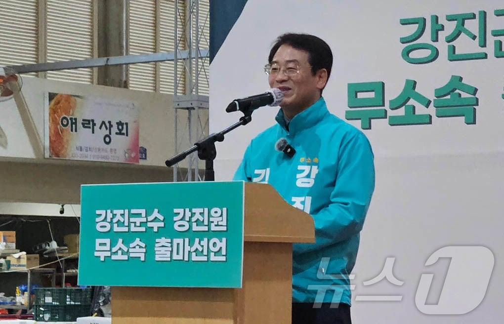 본문 이미지 - 강진원 전남 강진군수가 9일 강진5일시장에서 6·3지방선거 무소속 출마 기자회견을 하고 있다.(강진원 제공, 재배포 및 DB 금지) ⓒ 뉴스1