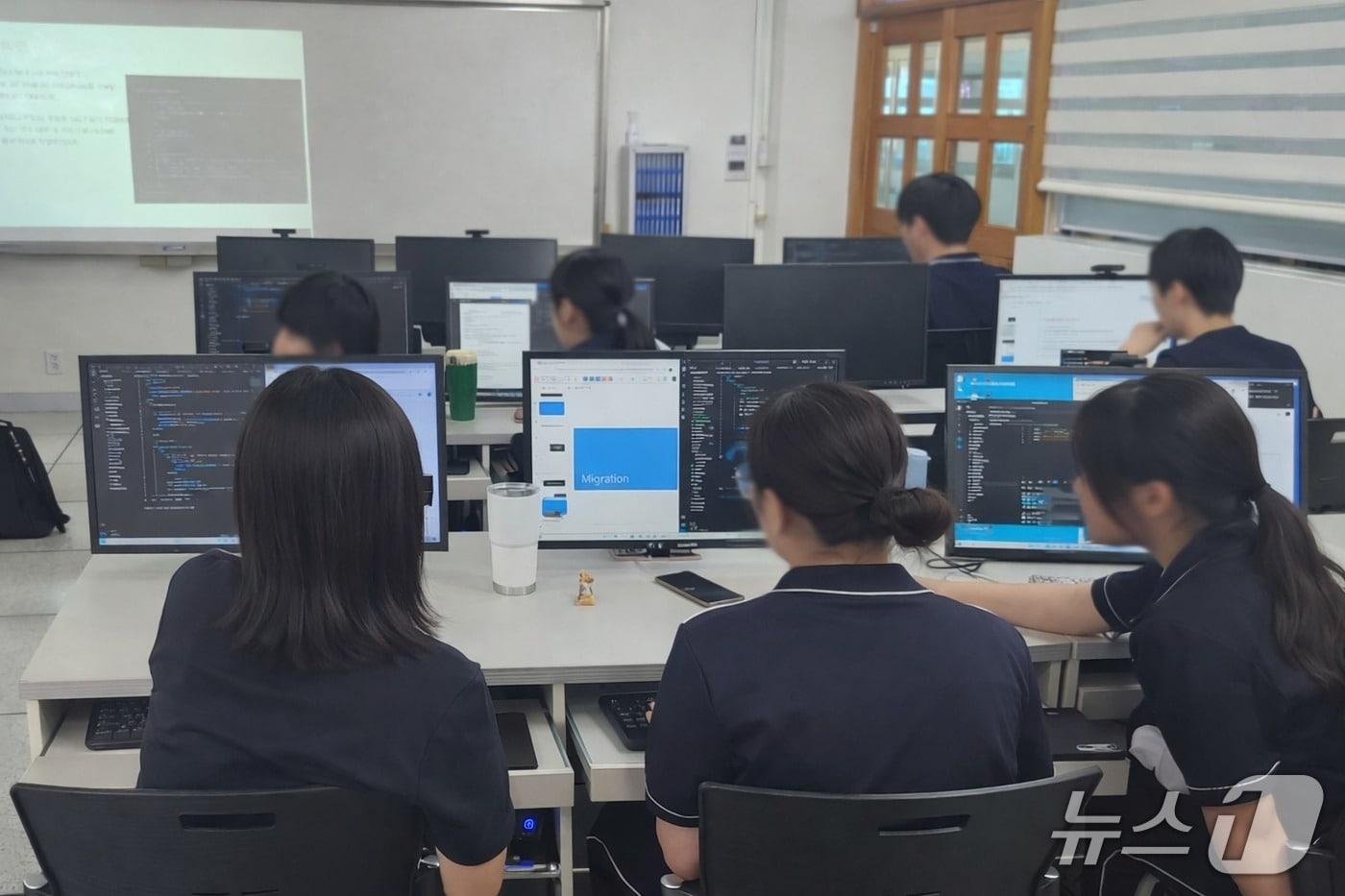 본문 이미지 - AI융합 학생동아리 활동 모습(대전시교육청 제공) /뉴스1