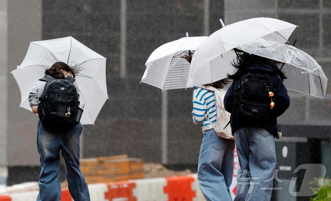본문 이미지 - 9일 광주 서구 월산동에서 아이들이 강한 비바람이 불자 우산을 조심스럽게 잡고 있다. 2026.4.9 ⓒ 뉴스1 김태성 기자