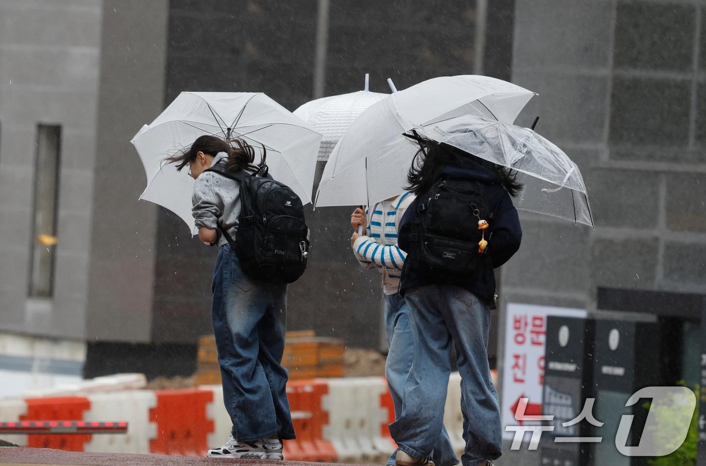본문 이미지 - 9일 광주 서구 월산동에서 아이들이 강한 비바람이 불자 우산을 조심스럽게 잡고 있다. 2026.4.9 ⓒ 뉴스1 김태성 기자
