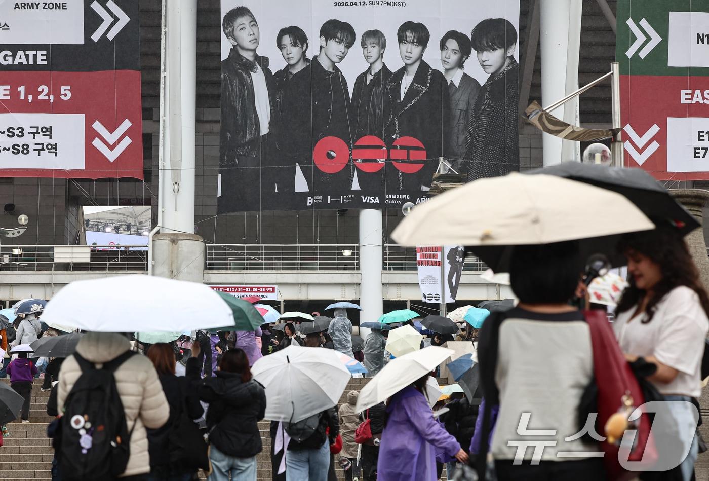본문 이미지 - 9일 BTS 월드투어 공연장인 경기 고양시 고양종합운동장 앞에서 팬들이 입장을 기다리고 있다. 2026.4.9 ⓒ 뉴스1 김도우 기자
