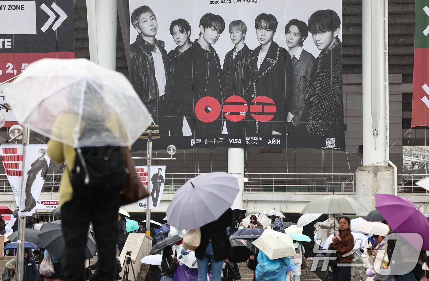 본문 이미지 - 지난 4월 9일  BTS 월드투어 공연장인 경기 고양시 고양종합운동장 앞에서 팬들이 입장을 기다리고 있는 모습이다. 2026.4.9 ⓒ 뉴스1 김도우 기자