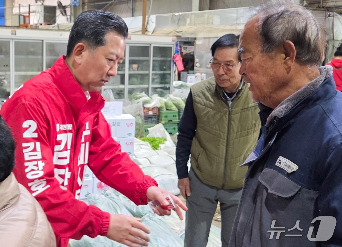 본문 이미지 - 김장호 구미시장 예비후보가 9일 농수산물도매시장을 방문해 농민들과 대화하고 있다. (김장호 캠프 제공. 재판매 및 DB금지)/뉴스1
