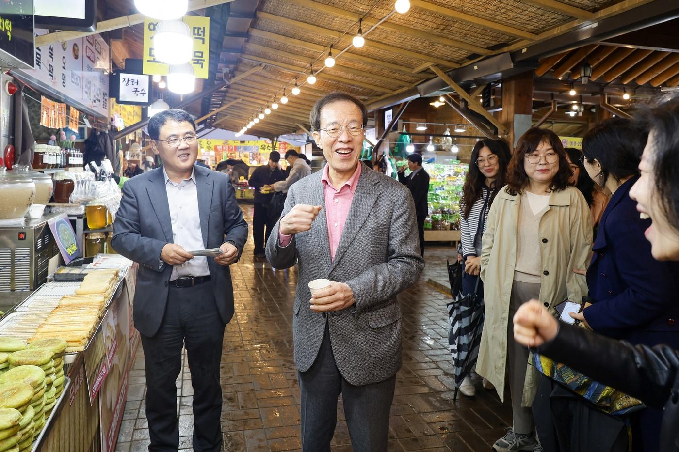 본문 이미지 - 이석연 국민통합위원회 위원장이 9일 경남 하동군 화개장터를 찾아 지역 상인들과 소통하는 모습 (국민통합위원회 제공)