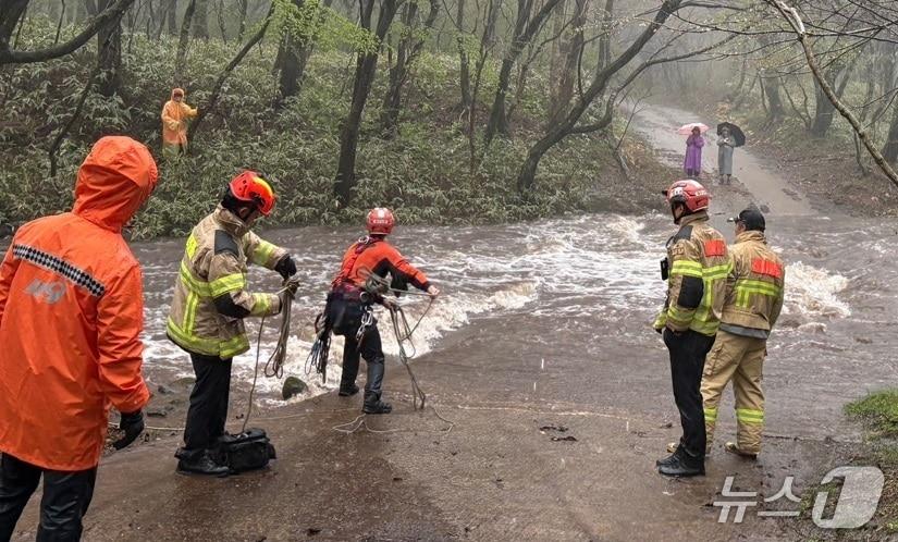 본문 이미지 - 하천 범람으로 고립된 탐방객들(제주소방본부 제공. 재판매 및 DB금지)/뉴스1