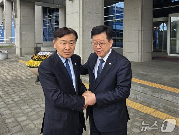 본문 이미지 - 9일 안호영  의원(오른쪽)과 김관영 지사가 전북도청사 앞에서 만나 대화하고 있다.(안호영 의원실제공. 재판매 및 DB금지)2026.4.9/뉴스1 
