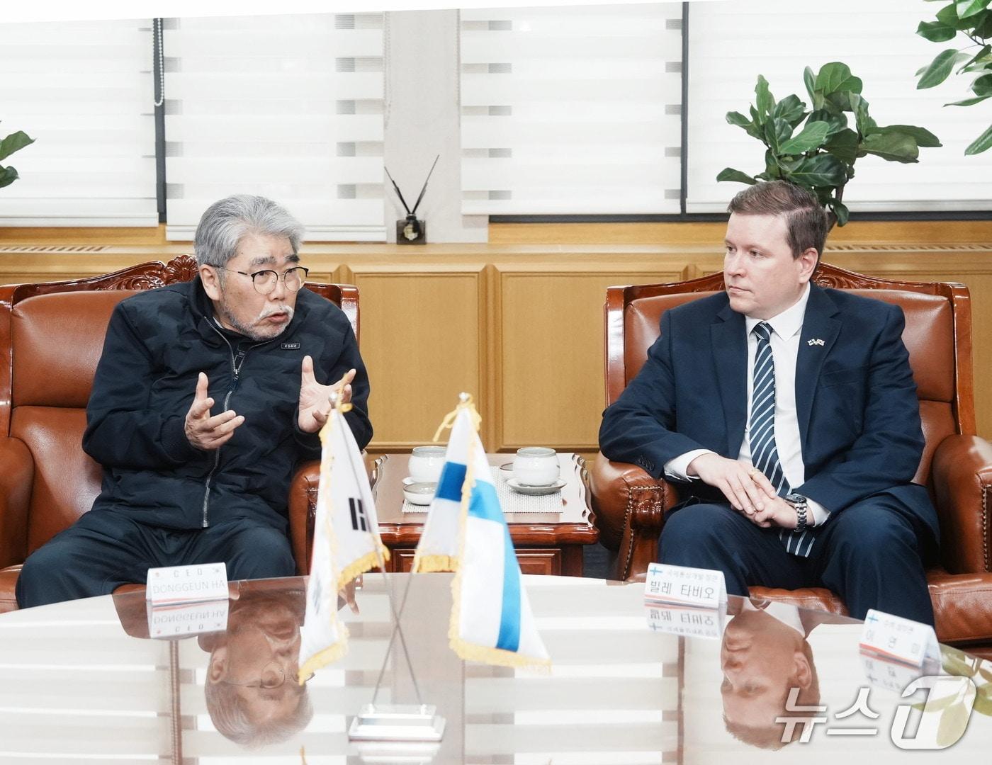 본문 이미지 - 하동근 한국지역난방공사 사장(왼쪽)과 빌레 타비오 핀란드 국제통상개발장관이 대화를 하고 있다. ⓒ 뉴스1