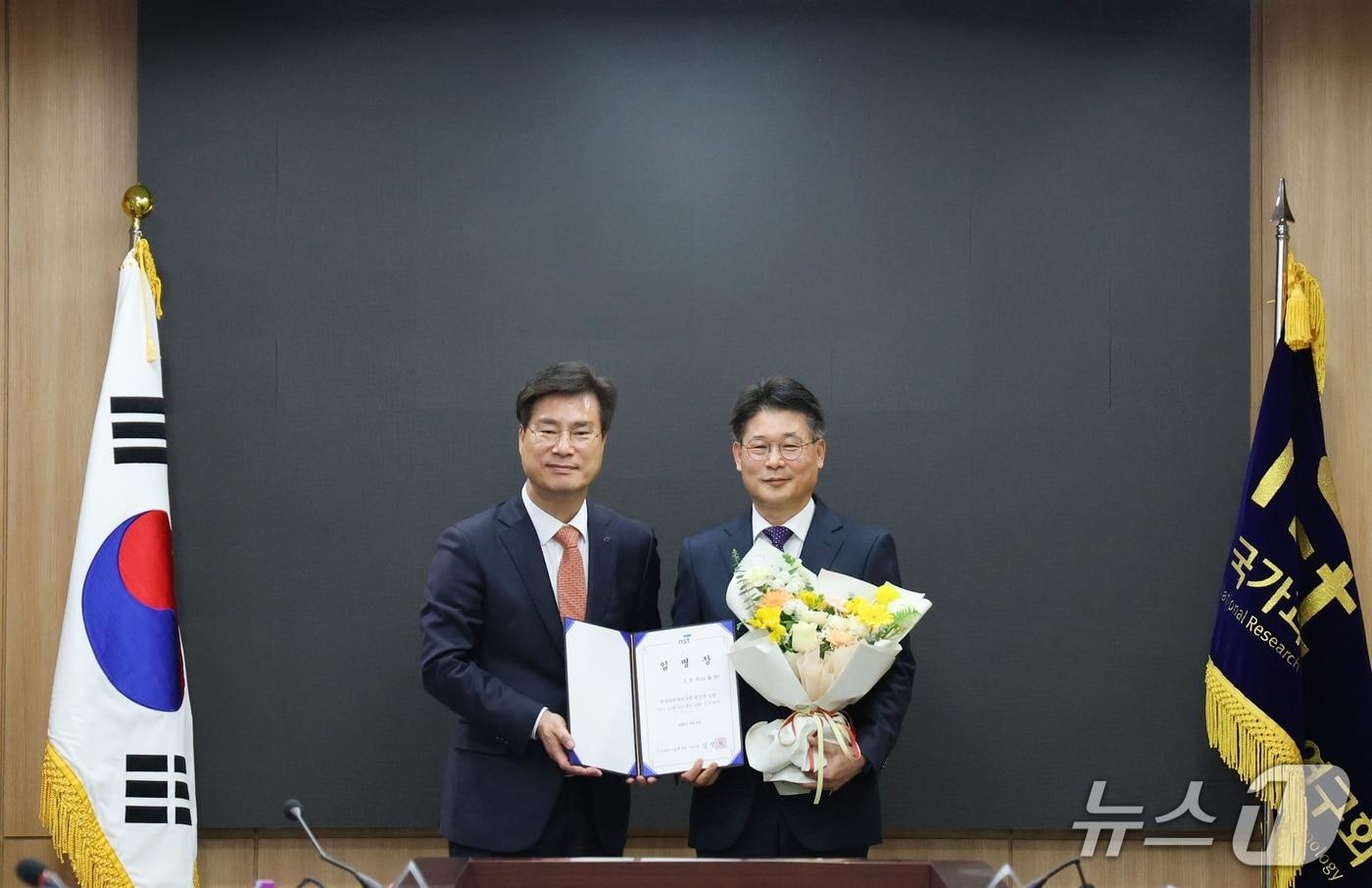 본문 이미지 - 김영식 국가과학기술연구회(NST) 이사장(왼쪽)과 고성규 한국한의학연구원 신임 원장이 임명식을 갖고 기념사진을 촬영하고 있다.(한의학연 제공) /뉴스1
