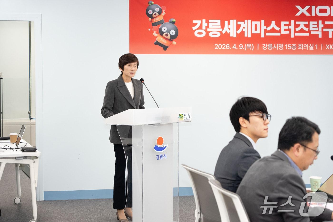 본문 이미지 - 현정화 'XIOM 2026 강릉세계마스터즈탁구선수권대회' 조직위원회 집행위원장이 9일 강릉시청 대회의실에서 열린 기자간담회에서 대회 추진 방향을 설명하고 있다.(강릉시 제공, 재판매 및 DB 금지) 2026.4.9/뉴스1