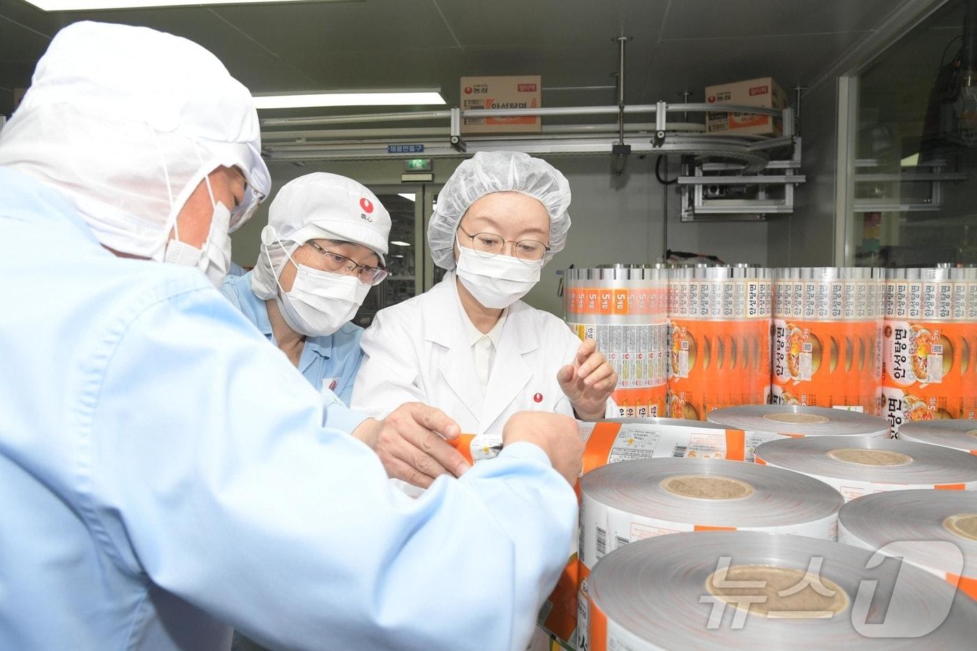 본문 이미지 - 오유경 식품의약품안전처장이 9일 오후 경기도 안성 농심 안성공장을 방문해 라면, 분유의 안정적인 공급을 위한 현장 점검을 하고 있다. (식품의약품안전처 제공. 재판매 및 DB 금지) 2026.4.9 ⓒ 뉴스1