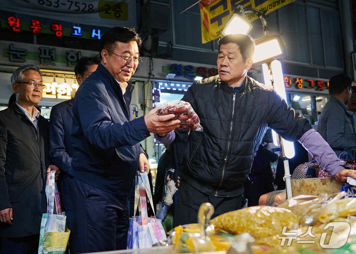 본문 이미지 - 윤호중 장관이 남구로시장을 방문했다.(행정안전부 제공)