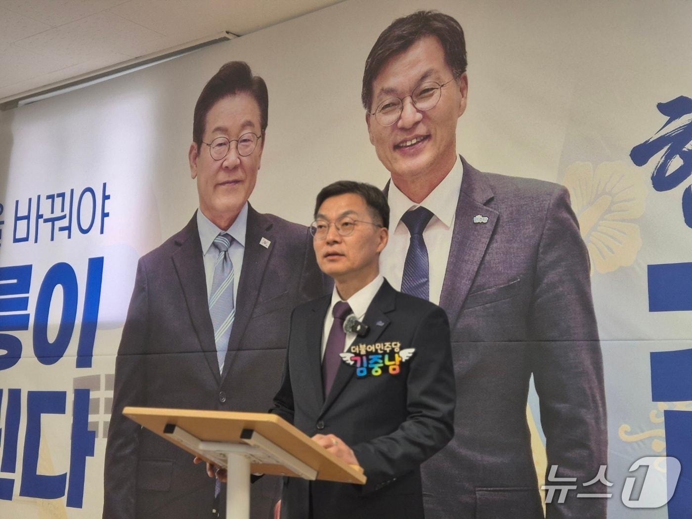 본문 이미지 - 김중남 더불어민주당 강원 강릉시장 예비후보가 당내 경선에서 승리한 9일 오후 자신의 선거사무실에서 기자회견을 열고 소감을 밝히고 있다.2026.4.9/뉴스1 윤왕근 기자