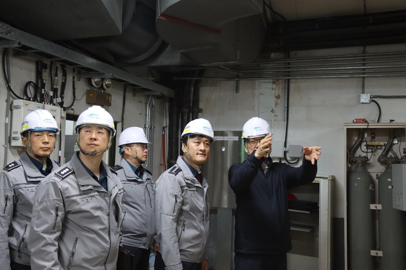 본문 이미지 - 이달 8일 서울 목동 빗물 펌프장과 공동구 등 시설의 안전점검을 실시 중인 서울 양천경찰서.(양천서 제공)