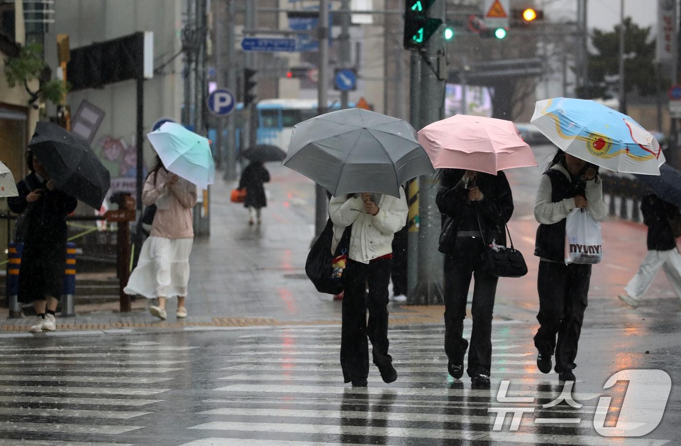 본문 이미지 - 전국적으로 비가 내리는 9일 오후 부산 해운대해수욕장 인근에서 시민들이 강풍에 우산을 부여잡고 힘겹게 발걸음을 옮기고 있다. 2026.4.9 ⓒ 뉴스1 윤일지 기자