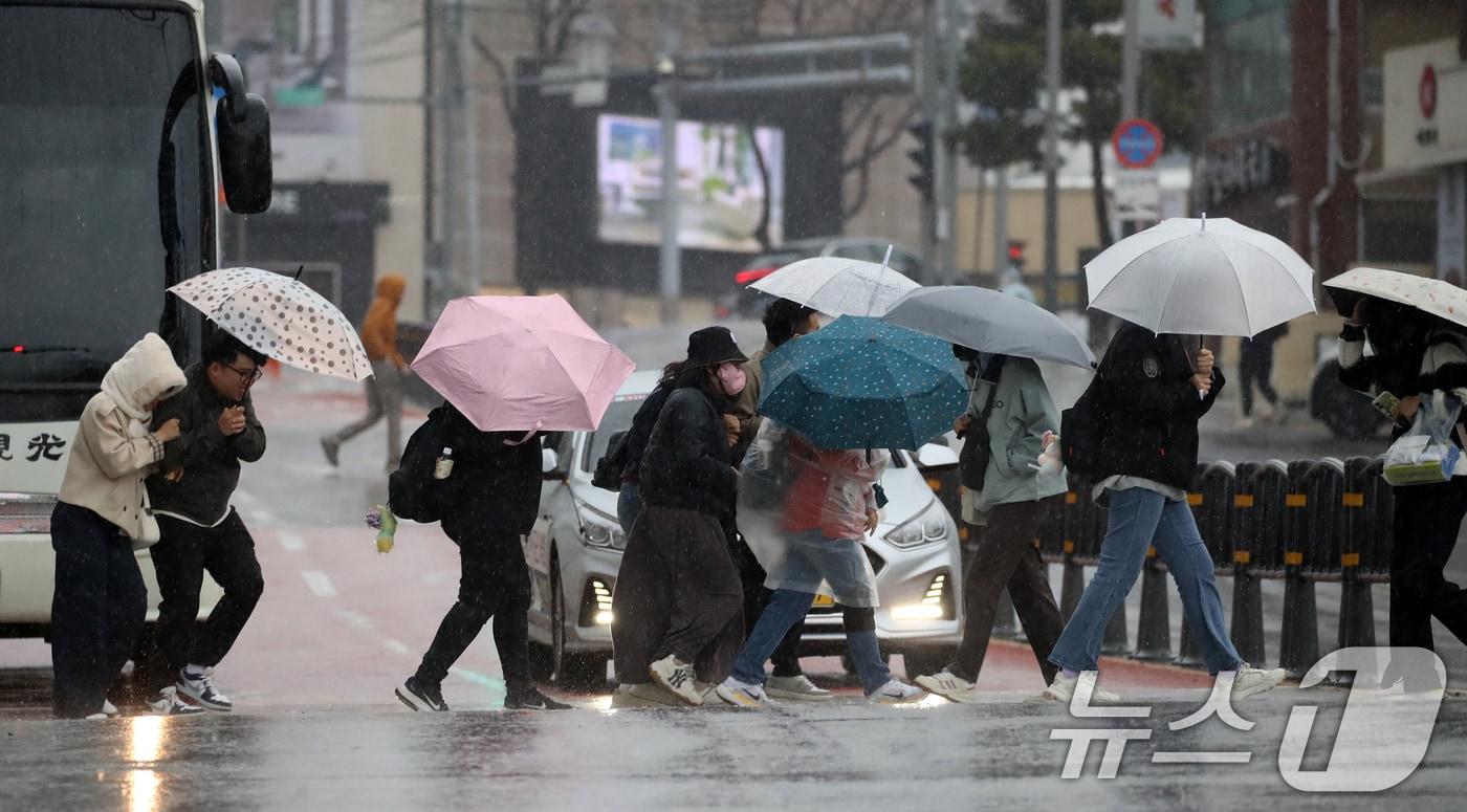 본문 이미지 - 전국적으로 비가 내리는 9일 오후 부산 해운대해수욕장 인근에서 외국인 관광객 등이 강풍에 우산을 부여잡고 힘겹게 발걸음을 옮기고 있다. 2026.4.9 ⓒ 뉴스1 윤일지 기자