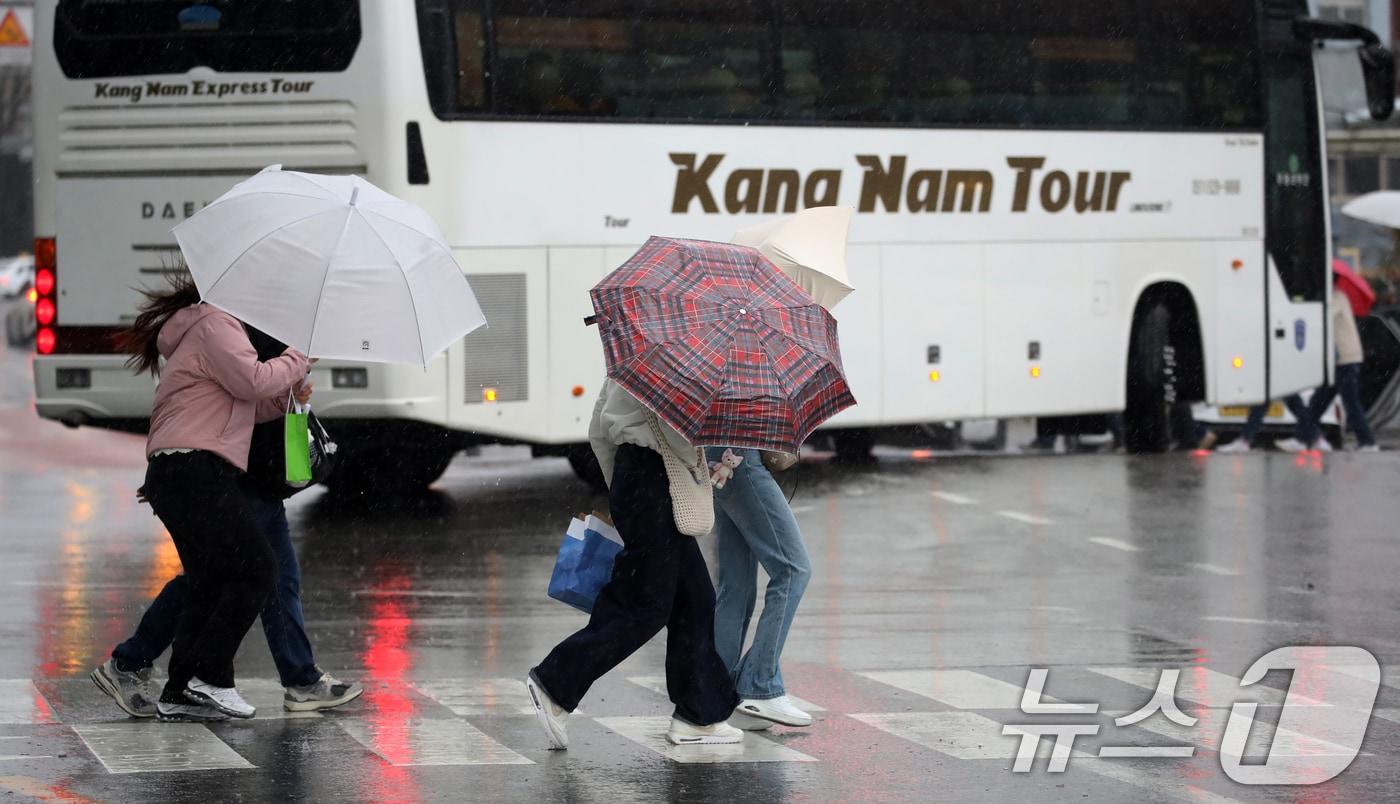 본문 이미지 - 전국적으로 비가 내리는 9일 오후 부산 해운대해수욕장 인근에서 외국인 관광객들이 강풍에 우산을 부여잡고 힘겹게 발걸음을 옮기고 있다. 2026.4.9 ⓒ 뉴스1 윤일지 기자