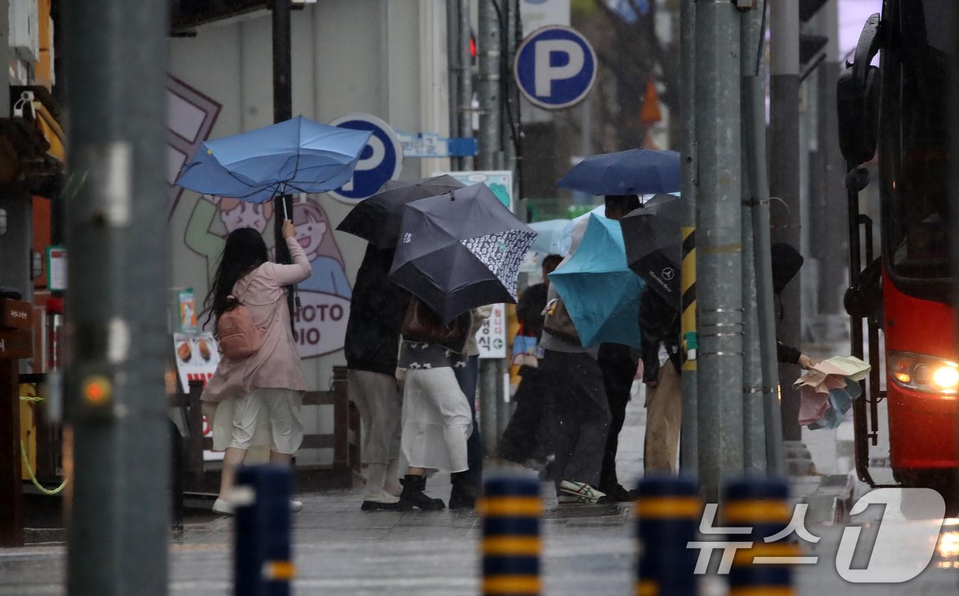 본문 이미지 - 전국적으로 비가 내리는 9일 오후 부산 해운대해수욕장 인근에서 외국인 관광객들이 강풍에 우산을 부여잡고 힘겹게 발걸음을 옮기고 있다. 2026.4.9 ⓒ 뉴스1 윤일지 기자
